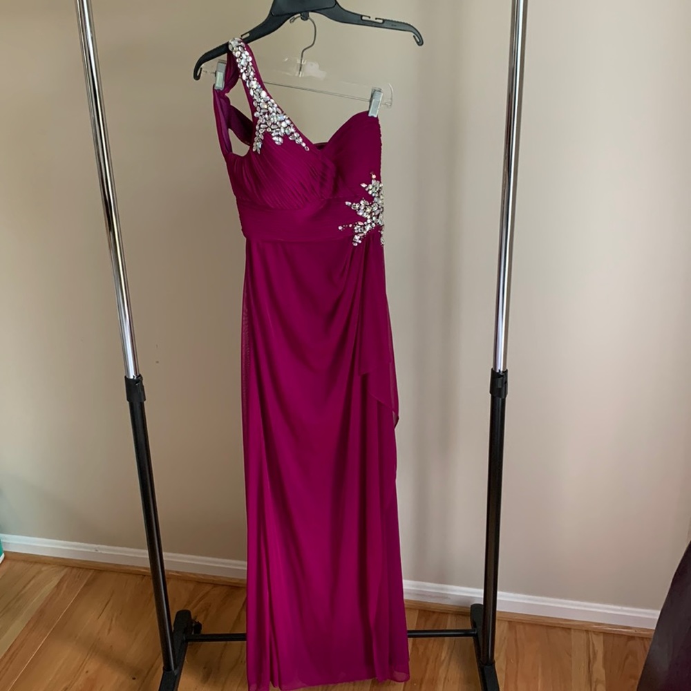 Cache (size 4) magenta one-shoulder floor-length evening dress